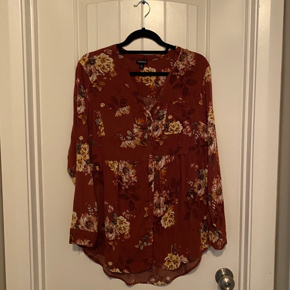 Flowy Buttoned down Top - Picture 2 of 4